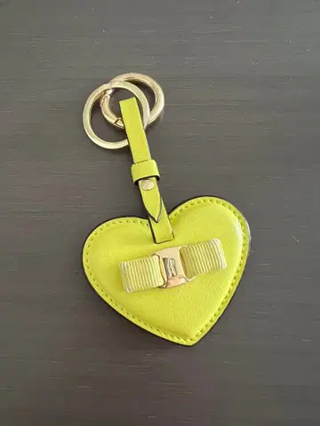 페라가모 하트 모양 가죽 키링
