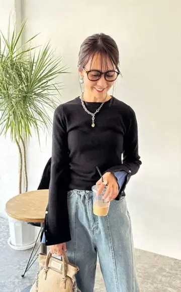fosie 같은 형태 배색 소매 플레어 풀오버 블랙