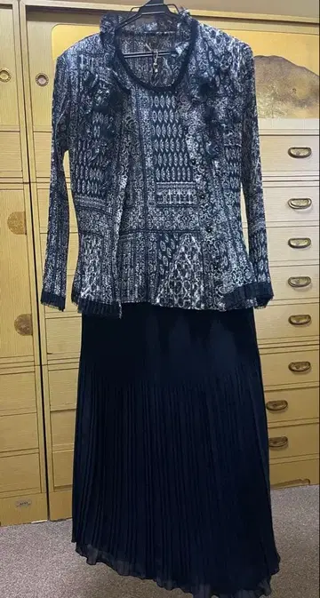 T.PLEATS 네이비 꽃무늬 자켓 플리츠 스커트 셋업