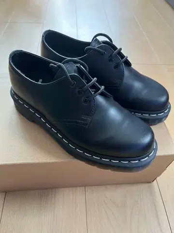 [ APAC 한정판 ] 닥터마틴 1461 화이트 스티치 3 홀 신발