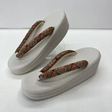 꽃무늬 하나오의 화이트 조리