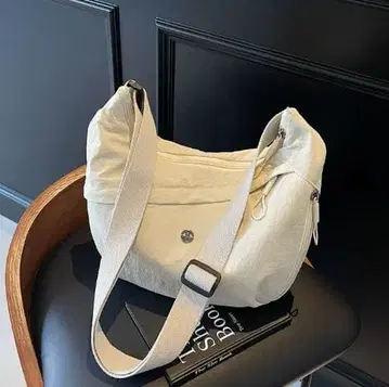 화이트 나일론 숄더백