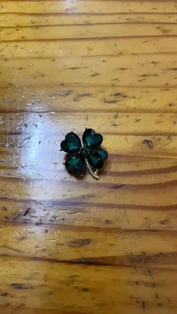 에메랄드 그린 네잎클로버 브로치