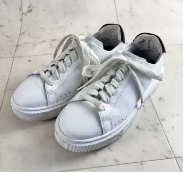 BOSS 화이트 스니커즈