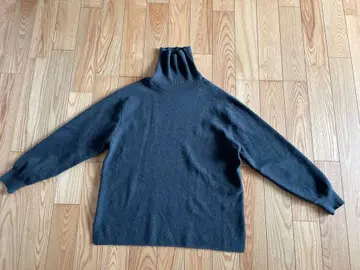 다크 그레이 하이넥 니트