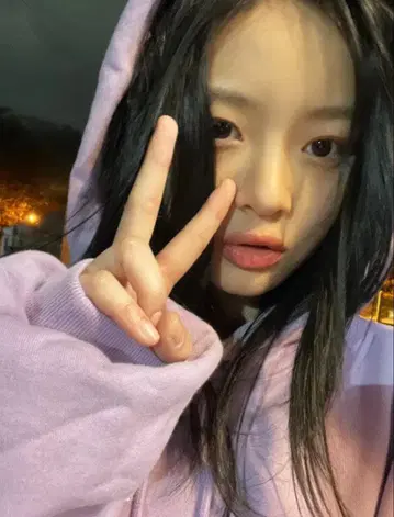 ERL 베니스 후드티 허니 착용