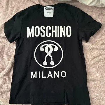 MOSCHINO 로고 프린트 블랙 티셔츠