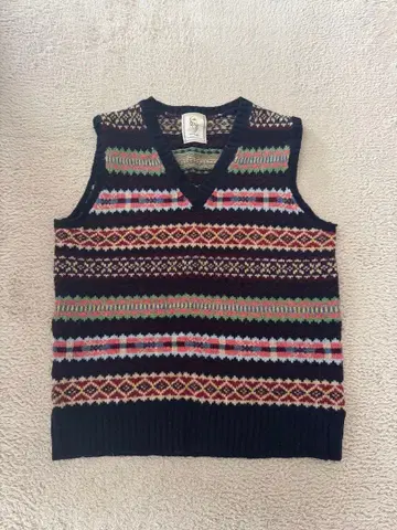 DICE V넥 슬리브리스 니트