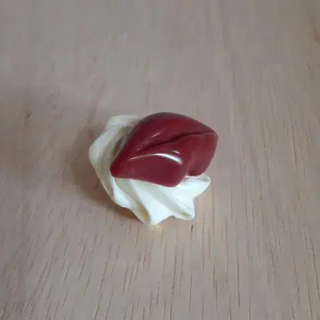 [ 미사용 새상품 ] Q-pot. 립 초콜릿 휘핑 브로치 새상품급