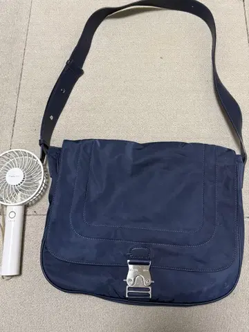 네이비 숄더백 금속제 버클