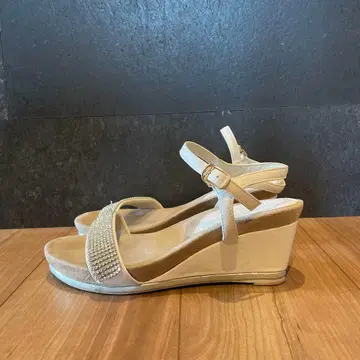 화이트 비쥬 장식 웨지 샌들