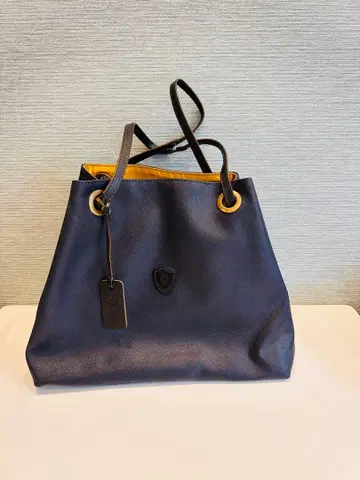 네이비 합성 피혁 숄더백