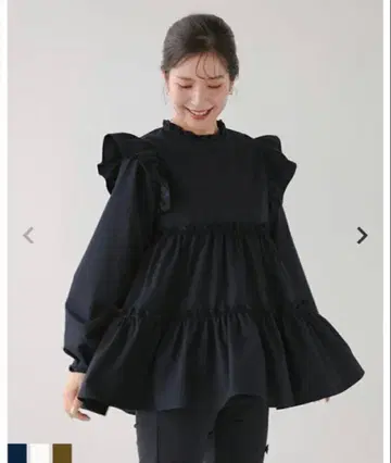 [컨디션 최상] 핏모어 프릴 장식 블랙 티어드 상의