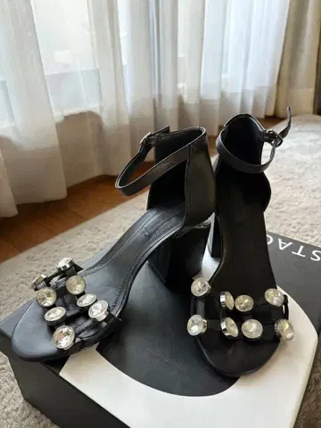 크리스탈 장식 블랙 샌들 하이힐