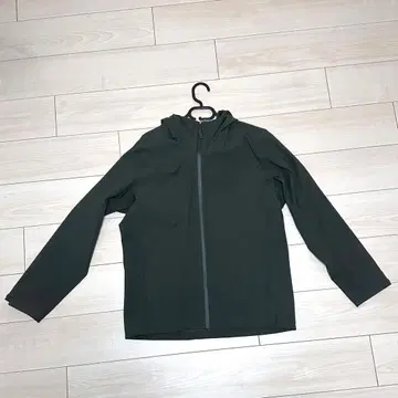 새상품급 UNIQLO 블록 테크 후드티 M 사이즈 OLIVE