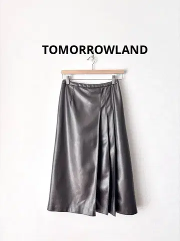 투모로우랜드 로얄 레더라이크크로스 비대칭 플리츠 스커트