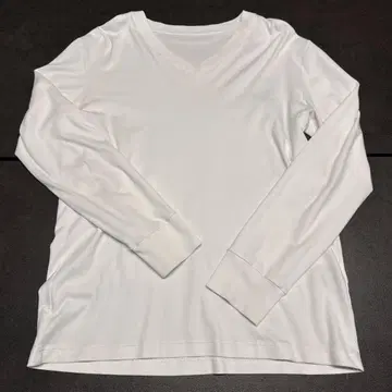 우노피우 화이트 긴팔 V넥 티셔츠