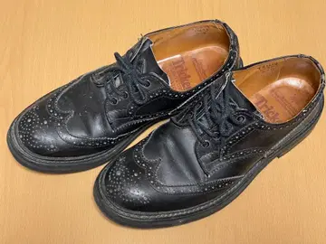 Tricker's 블랙 윙 팁 드레스 슈즈