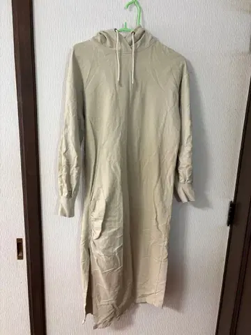 후드 부착 베이지 롱 원피스