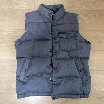 다크 그레이 다운 베스트 버튼 포함