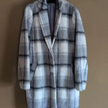 그레이와 화이트 체크 무늬 롱 코트