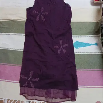 와인색 꽃 자수 슬리브리스 원피스