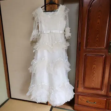 엘레강트한 화이트 웨딩 드레스 쇼와 레트로 리메이크에 -