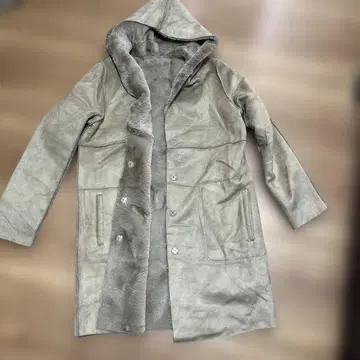 후드 부착 무스탕 코트, 리버서블