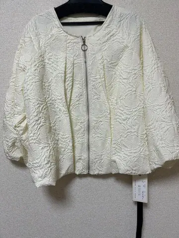 새상품 완판템 에이미 로우 엠보싱 벌룬 소매 블루종 자켓 아이보리