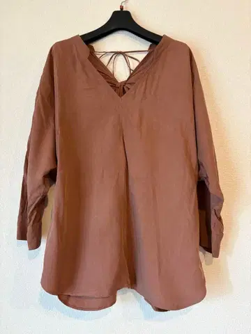 애로우즈 그린 라벨 브라운 V넥 돌먼 블라우스