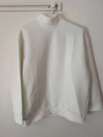 LILL 화이트 터틀넥 트레이닝복 M