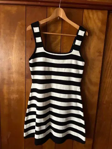 미사용 새상품 ZARA 블랙과 화이트 보더 무늬 니트 원피스 L 사이즈