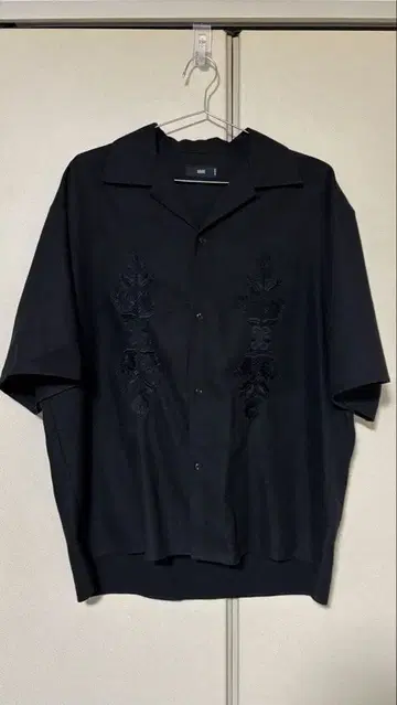 블랙 자수 반팔 셔츠