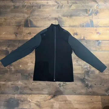 데상트 블랙 집업 스웨터