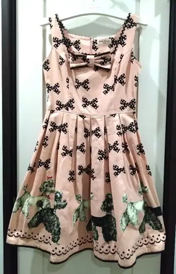 에밀리 템플큐트 리본 무늬 푸들 슬리브리스 원피스