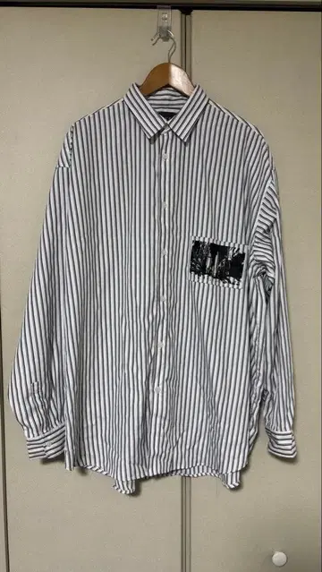 스트라이프 패턴 그래픽 포켓 셔츠