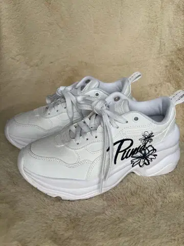 [ 최대 20% SALE ] PUMA 통굽 스니커즈 23.5cm 화이트