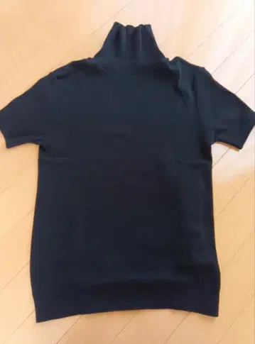 에네스베 블랙 하이넥 니트 반팔