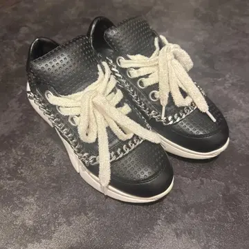 블랙 메쉬 스니커즈 체인 장식 포함