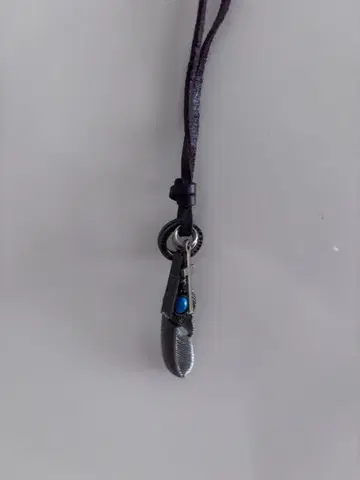 깃털과 십자가의 캐주얼 목걸이