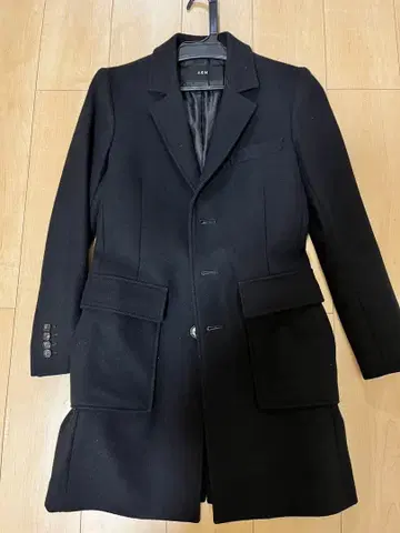 AKM 블랙 체스터 코트