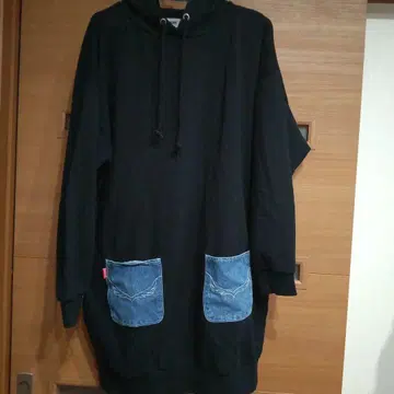 RODEOCROWNS 데님 포켓 부착 블랙 후드티 튜닉