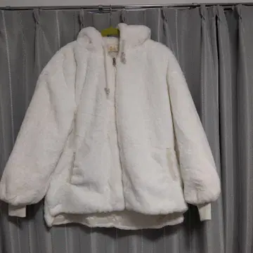 화이트 후드 부착 퍼 자켓