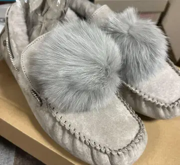 1점물 그레이 스웨이드 퍼 부착 모카신