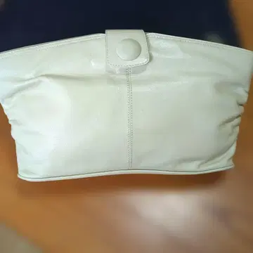 사운드 베이지 색상 플랫 디자인 클러치백