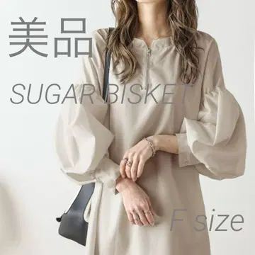 벌룬 슬리브 베이지 원피스 무릎 기장