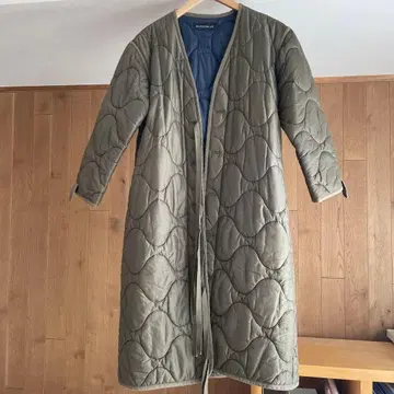 매디슨 블루 퀼팅 노카라 코트