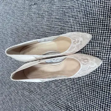 AIMER 화이트 레이스 펌프스