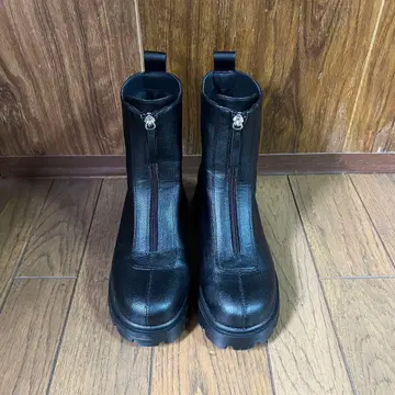 블랙 통굽 프론트 지퍼 숏부츠