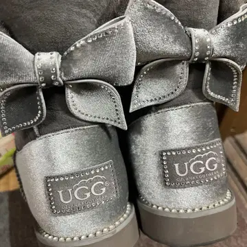 그레이 리본 포함 어그 부츠